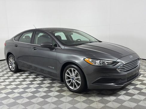 Used 2017 Ford Fusion SE image 3