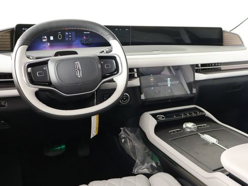 New 2026 Lincoln Navigator L Black Label AWD/4WD image 2
