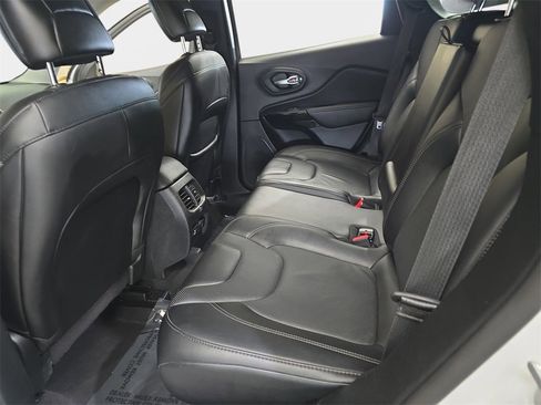 Used 2023 Jeep Cherokee Altitude Lux image 16