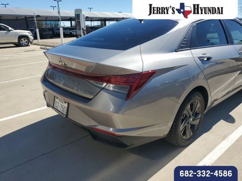 Used 2023 Hyundai Elantra Blue image 9