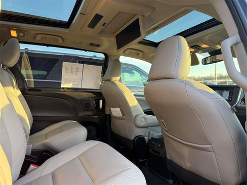 Used 2019 Toyota Sienna Limited Premium image 32