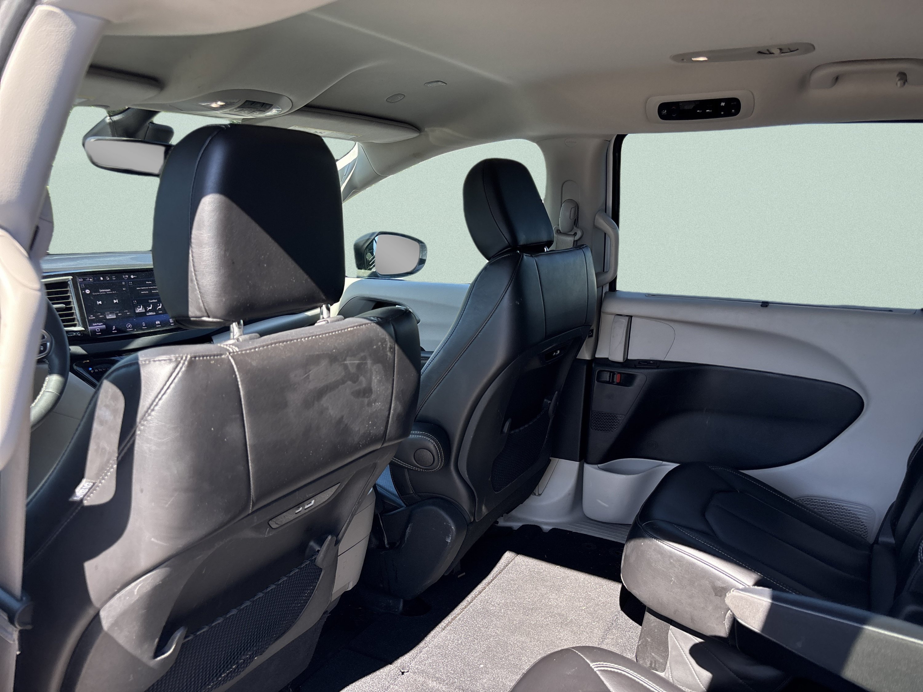 Used 2024 Chrysler Pacifica Touring-L FWD image 19