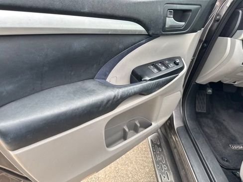 Used 2015 Toyota Highlander XLE FWD image 30