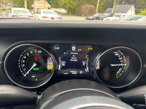 Used 2021 Jeep Wrangler Unlimited Sahara AWD/4WD image 31