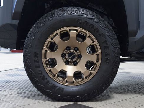 Used 2025 Toyota Tacoma Trailhunter image 33