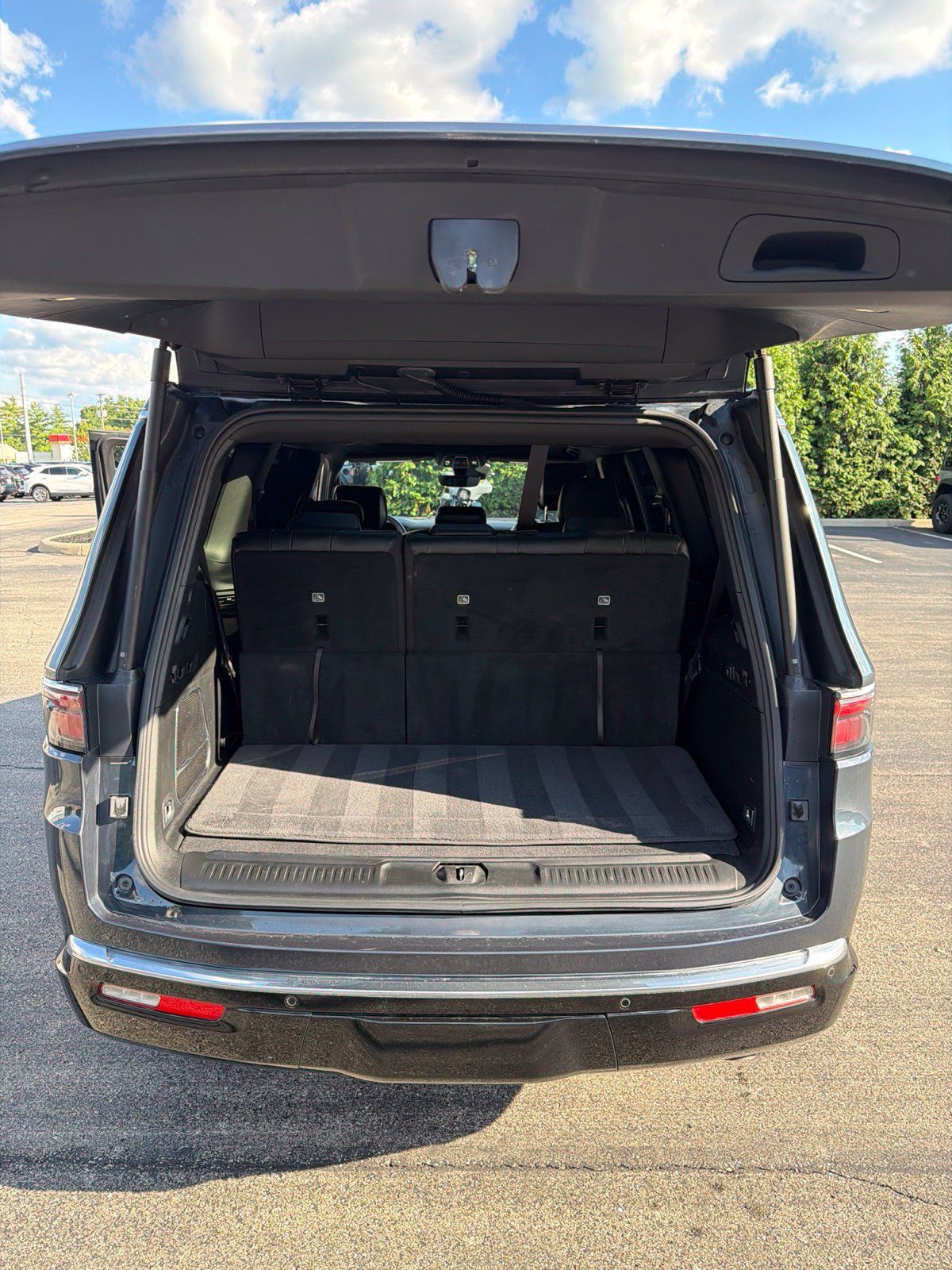 Used 2023 Jeep Wagoneer 4WD w/ Premium Group I image 23