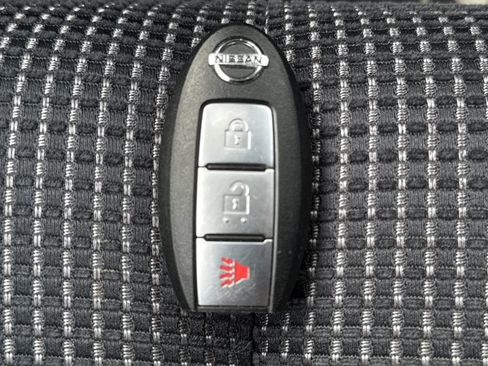 Used 2010 Nissan Versa SL w/ Premium Pkg image 19