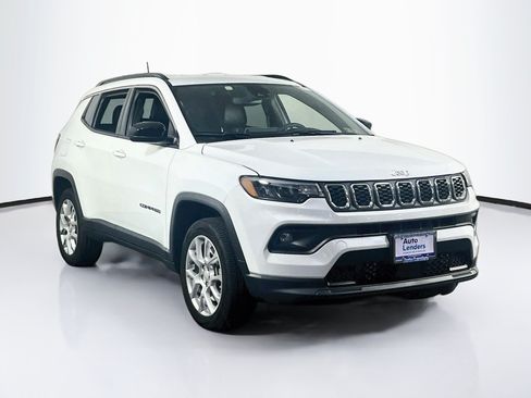 Used 2024 Jeep Compass Latitude AWD/4WD image 3