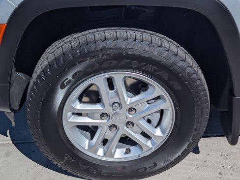 New 2025 Jeep Grand Cherokee Laredo image 7