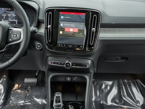 Certified 2025 Volvo XC40 B5 Ultra w/ Climate Package image 22