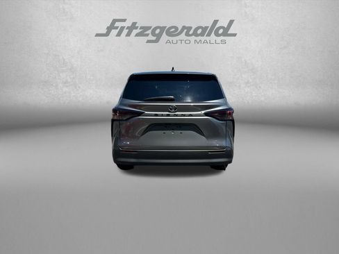 Used 2026 Toyota Sienna LE FWD image 7
