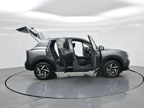 Used 2025 Nissan Kicks SV image 3