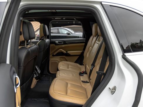 Used 2016 Porsche Cayenne AWD/4WD image 47