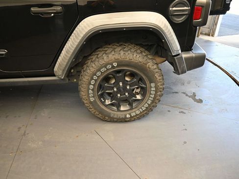 Used 2023 Jeep Wrangler Unlimited AWD/4WD image 23