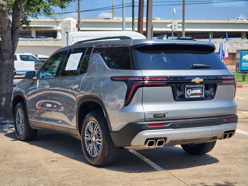 Used 2025 Chevrolet Traverse LT FWD image 5