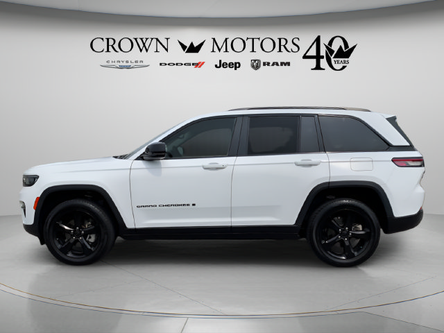 Used 2023 Jeep Grand Cherokee Limited w/ Black Appearance Package AWD/4WD image 8