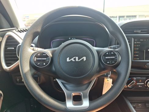 Used 2025 Kia Soul LX w/ LX Technology Package FWD image 18