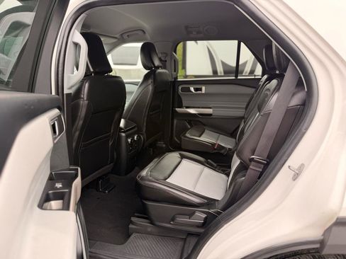Used 2023 Ford Explorer XLT w/ XLT Sport Appearance Package AWD/4WD image 12