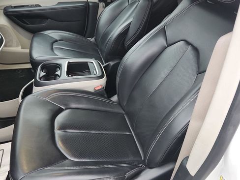 Used 2023 Chrysler Pacifica Touring-L image 9