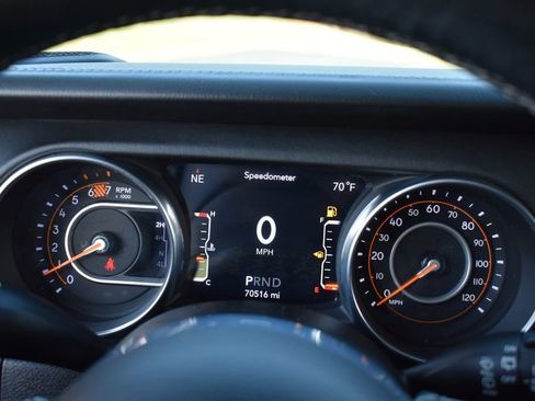 Used 2018 Jeep Wrangler Unlimited Sahara image 16