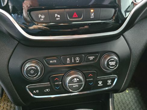 Used 2019 Jeep Cherokee Limited w/ Luxury Group AWD/4WD image 16