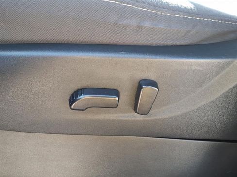 Used 2024 Nissan Frontier SV image 13