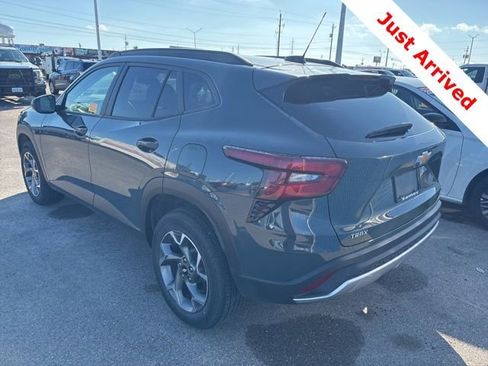 Used 2025 Chevrolet Trax LT FWD image 14