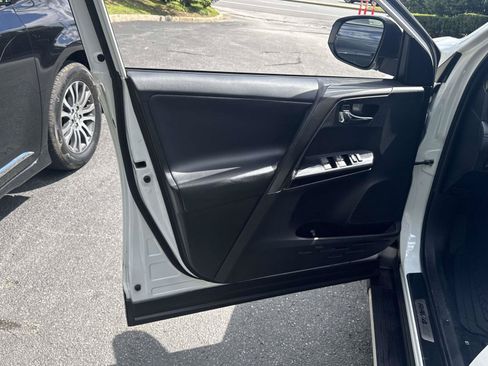 Used 2018 Toyota RAV4 SE w/ Power Extra Value Package AWD/4WD image 15