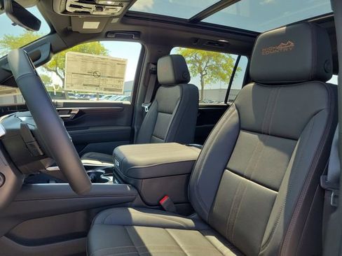 New 2026 Chevrolet Suburban High Country AWD/4WD image 19