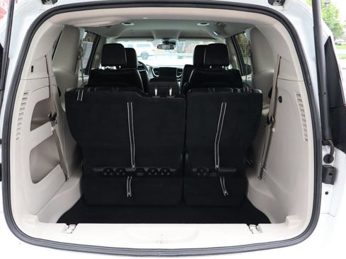 Used 2023 Chrysler Pacifica Touring-L FWD image 4