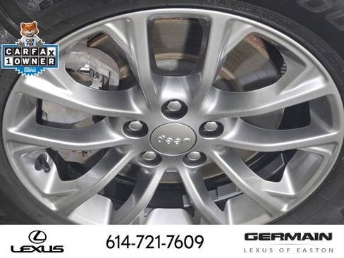 Used 2019 Jeep Cherokee Latitude Plus w/ Cold Weather Group AWD/4WD image 14