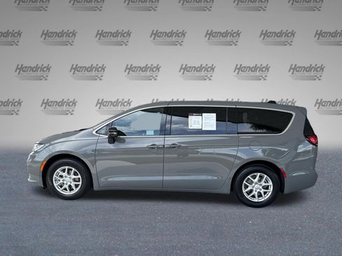 Used 2025 Chrysler Pacifica Select FWD image 32