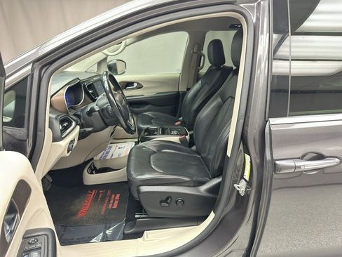 Used 2019 Chrysler Pacifica Touring-L FWD image 9