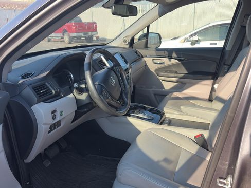Used 2017 Honda Pilot Touring image 7