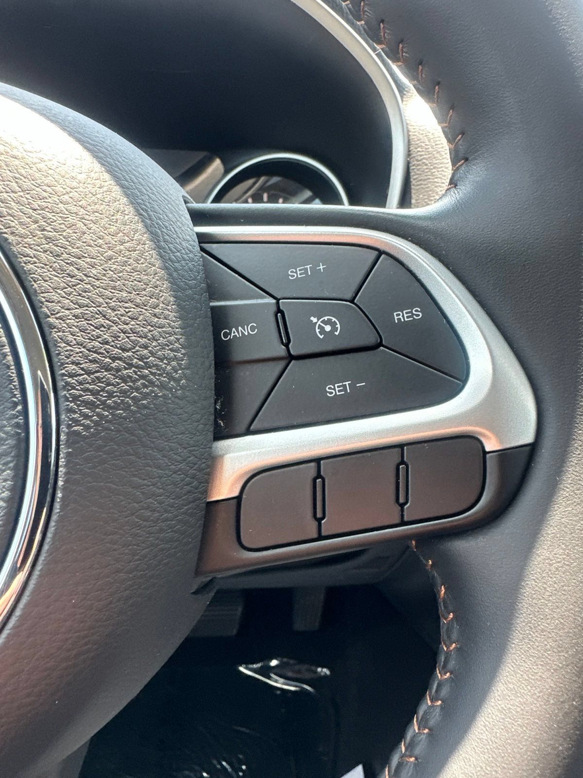 Used 2019 Jeep Compass Latitude AWD/4WD image 2