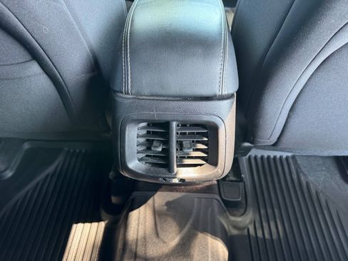 Used 2018 Jeep Cherokee Latitude w/ Altitude Package FWD image 16