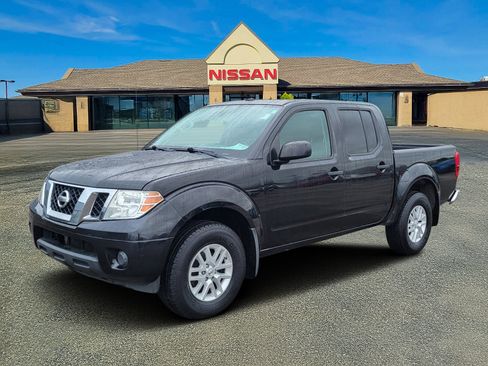 Used 2017 Nissan Frontier SV image 2