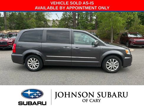 Used 2015 Chrysler Town & Country Limited Platinum FWD image 3