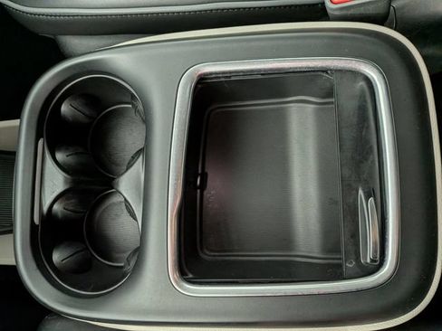 Used 2019 Chrysler Pacifica Limited FWD image 26