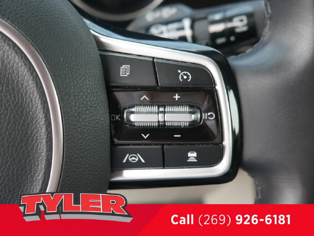 Used 2024 Kia Carnival EX FWD image 27