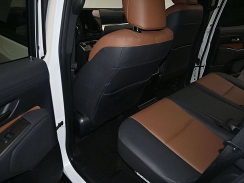 Used 2024 Lexus GX 550 w/ Accessory Package (Z1) AWD/4WD image 12
