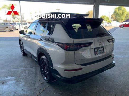 Used 2025 Mitsubishi Outlander AWD image 5