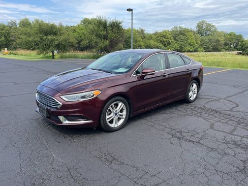 Used 2018 Ford Fusion SE w/ Fusion SE Technology Package FWD image 3