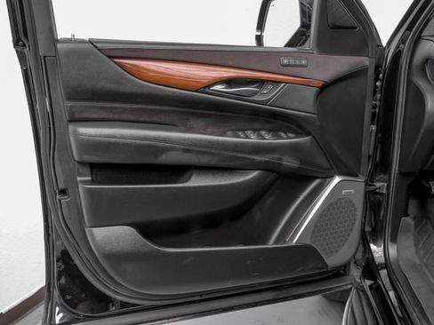 Used 2018 Cadillac Escalade Luxury image 37