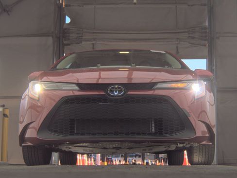 Used 2021 Toyota Corolla LE image 4