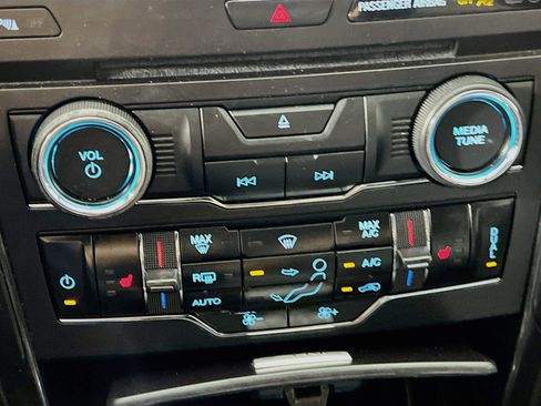 Used 2018 Ford Explorer XLT w/ Equipment Group 202A AWD/4WD image 26
