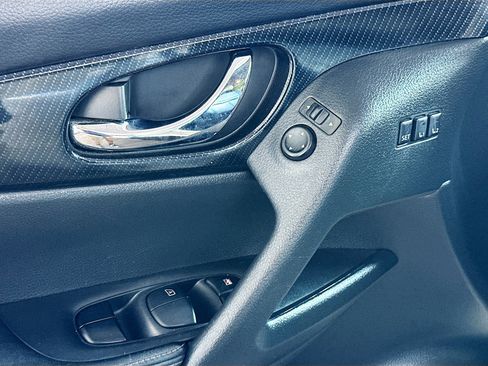 Used 2019 Nissan Rogue SL w/ Premium Package image 17