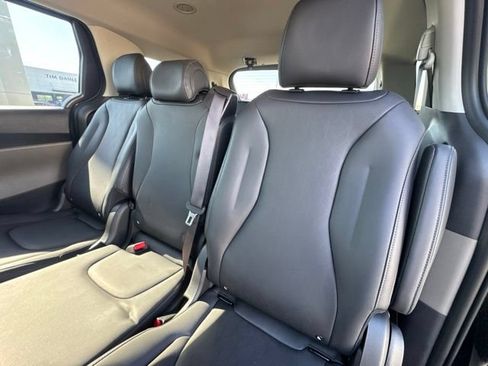 Used 2026 Kia Carnival LXS FWD image 18
