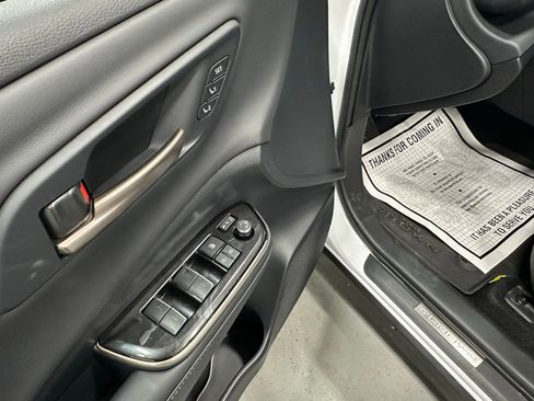 Used 2025 Toyota Crown Signia image 9