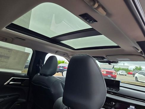 New 2025 Mitsubishi Outlander SE image 8